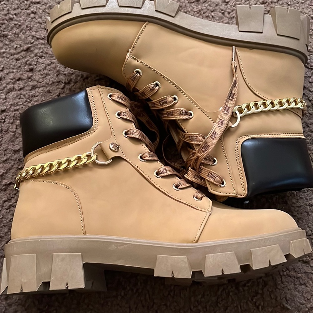 Womens 8.5 suede Juicy Couture Boots